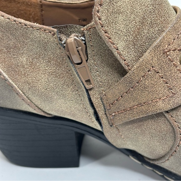New 2 Lips Too Women Ankle Bootie Light Brown Burnished Toes Slip On & Zip 7.5 - Picture 14 of 14